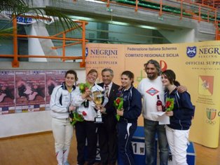 La squadra di spada femminile con il Presidente della F.I.S.